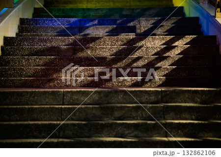 夜の階段に差し込む斜光とカラフルな影|都市の構造美と光のリズム 夜の階段に差し込む斜光とカラフルな影|都市の構造美と光のリズム 132862106