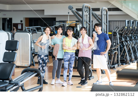 ジムでトレーニングする人々　撮影協力：スポーツクラブ&サウナスパ ルネサンス 幕張24 132862112