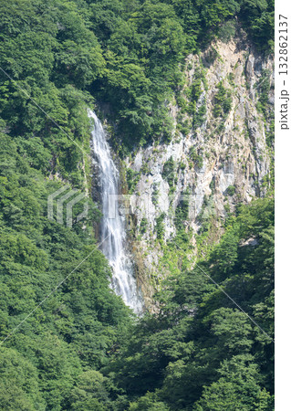 澗満滝と岩肌 /長野県 澗満滝と岩肌 /長野県 132862137