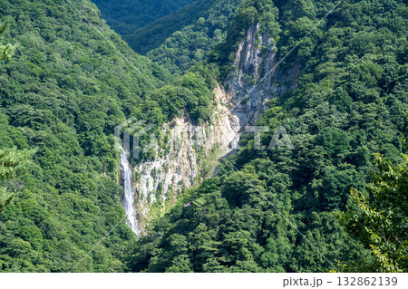 澗満滝と岩肌 /長野県 澗満滝と岩肌 /長野県 132862139