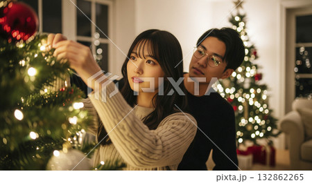 冬 クリスマス 記念日 プレゼントを渡すシーン 冬 クリスマス 記念日 プレゼントを渡すシーン 132862265