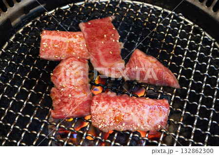 おいしい焼き肉屋の牛ロース肉 132862300