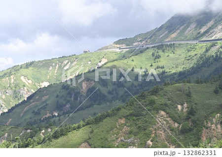 志賀草津高原ルートから望む山並み/群馬県 志賀草津高原ルートから望む山並み/群馬県 132862331
