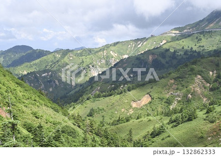 志賀草津高原ルートから望む山並み／群馬県 132862333