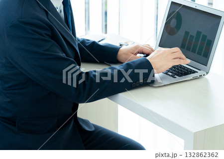ノートパソコンで仕事をするビジネスマン 132862362