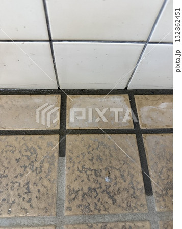 トイレのタイル水漏れ 132862451