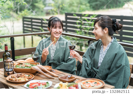 バルコニー・ウッドデッキで食事する旅館・温泉旅館に女子旅に来た若いアジア人女性（旅行・トラベル） 132862511