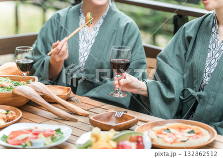 バルコニー・ウッドデッキで食事する旅館・温泉旅館に女子旅に来た若いアジア人女性（旅行・トラベル） 132862512