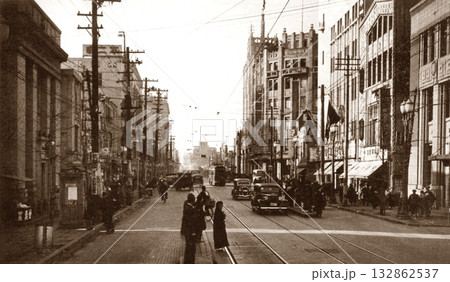 古写真 1933年 東京 新宿三丁目 新宿通りのほてい屋と伊勢丹の前 古写真 1933年 東京 新宿三丁目 新宿通りのほてい屋と伊勢丹の前 132862537