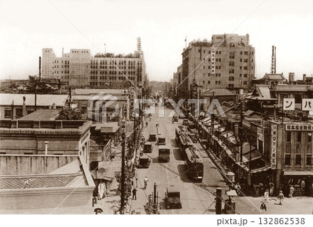 古写真　1933年　東京　新宿駅東口から望む新宿通り沿いの三越と伊勢丹 132862538