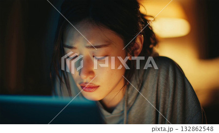 目を閉じている女性 132862548