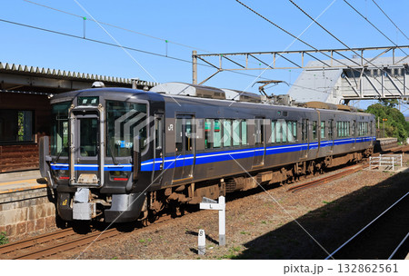 北陸本線　虎姫駅に停車する521系普通 132862561