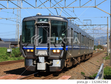 虎姫駅に到着する521系電車 132862562