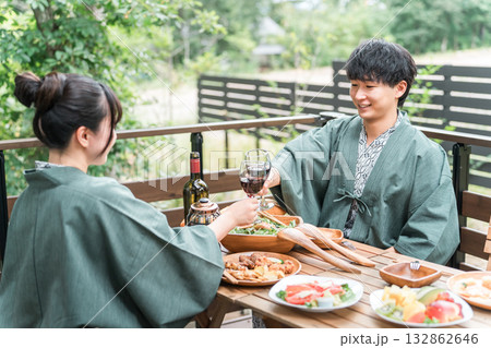 バルコニー・ウッドデッキで食事する旅館・温泉旅館に来た若いアジア人カップル（旅行・トラベル） 132862646
