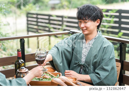 バルコニー・ウッドデッキで食事する旅館・温泉旅館に来た若いアジア人カップル(旅行・トラベル) バルコニー・ウッドデッキで食事する旅館・温泉旅館に来た若いアジア人カップル(旅行・トラベル) 132862647