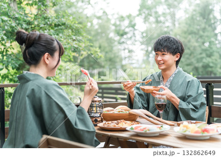 バルコニー・ウッドデッキで食事する旅館・温泉旅館に来た若いアジア人カップル（旅行・トラベル） 132862649