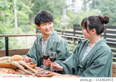 バルコニー・ウッドデッキで食事する旅館・温泉旅館に来た若いアジア人カップル(旅行・トラベル) バルコニー・ウッドデッキで食事する旅館・温泉旅館に来た若いアジア人カップル(旅行・トラベル) 132862653