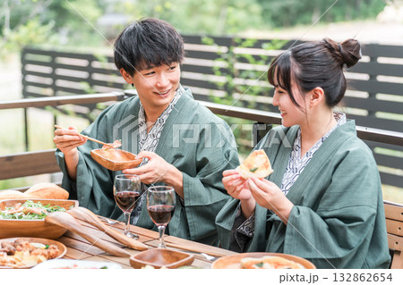 バルコニー・ウッドデッキで食事する旅館・温泉旅館に来た若いアジア人カップル(旅行・トラベル) バルコニー・ウッドデッキで食事する旅館・温泉旅館に来た若いアジア人カップル(旅行・トラベル) 132862654