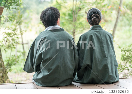 日本家屋の縁側でくつろぐ浴衣姿の夫婦,カップル 132862686