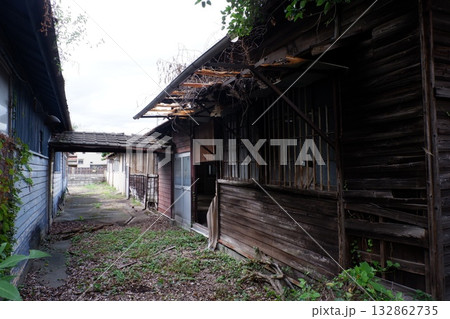 放置された木造の工場 132862735