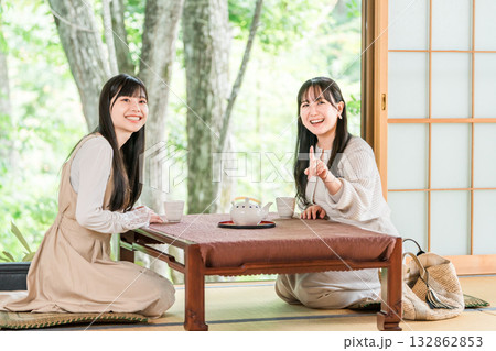 旅館・温泉旅館に女子旅に来た若いアジア人女性(旅行・トラベル・和室・縁側) 旅館・温泉旅館に女子旅に来た若いアジア人女性(旅行・トラベル・和室・縁側) 132862853