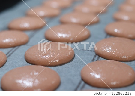 マカロンを作る 132863215
