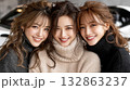 楽しい時間を過ごす女友達 132863237