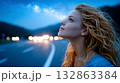 星空を眺める女性 132863384