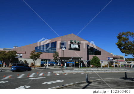 東海道本線 彦根駅の東口駅舎 東海道本線 彦根駅の東口駅舎 132863403