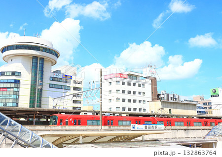 愛知県豊田市、名鉄豊田市駅に停車する電車の風景 愛知県豊田市、名鉄豊田市駅に停車する電車の風景 132863764