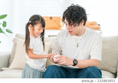 部屋リビングで遊ぶ父親と女の子(子育て,育児,子育て支援) 部屋リビングで遊ぶ父親と女の子(子育て,育児,子育て支援) 132863853