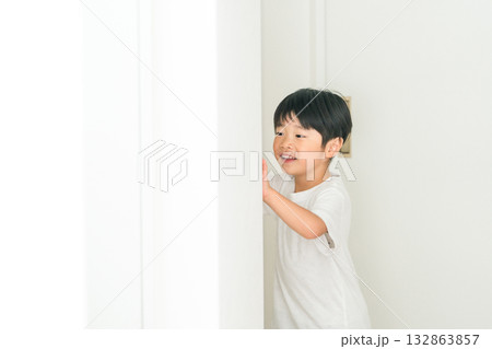 マイホームを走り回る男の子（育児,子育て,元気） 132863857
