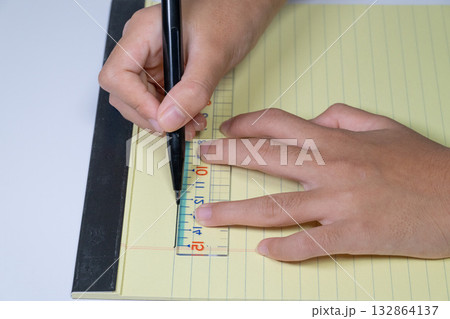 定規とペンで用紙に垂直な線を描く手元 132864137
