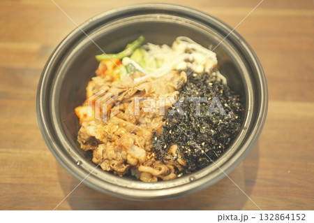 牛カルビビビンバ丼ビビンバ丼の素材 牛カルビビビンバ丼ビビンバ丼の素材 132864152