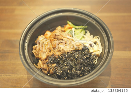 牛カルビビビンバ丼ビビンバ丼の素材 牛カルビビビンバ丼ビビンバ丼の素材 132864156