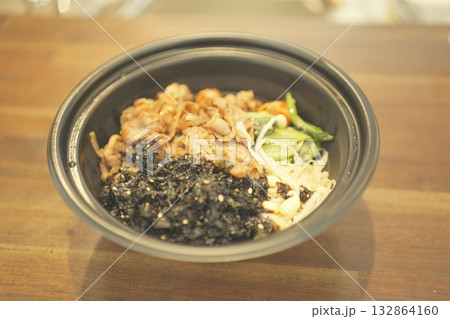 牛カルビビビンバ丼ビビンバ丼の素材 牛カルビビビンバ丼ビビンバ丼の素材 132864160