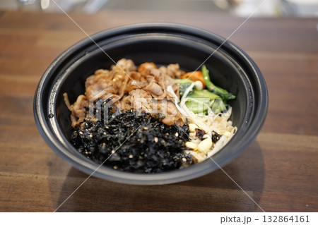 牛カルビビビンバ丼ビビンバ丼の素材 牛カルビビビンバ丼ビビンバ丼の素材 132864161