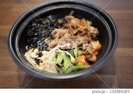 牛カルビビビンバ丼ビビンバ丼の素材 牛カルビビビンバ丼ビビンバ丼の素材 132864165
