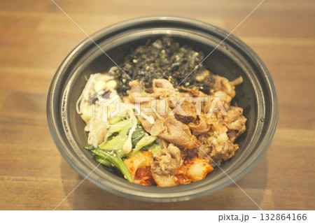 牛カルビビビンバ丼ビビンバ丼の素材 牛カルビビビンバ丼ビビンバ丼の素材 132864166