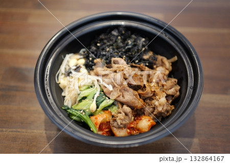 牛カルビビビンバ丼ビビンバ丼の素材 牛カルビビビンバ丼ビビンバ丼の素材 132864167
