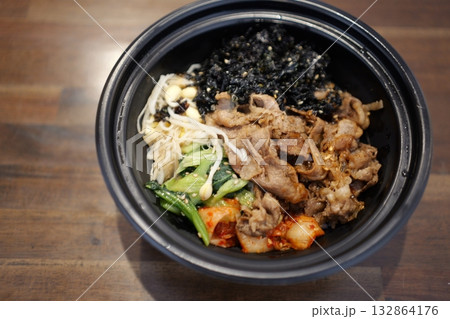 牛カルビビビンバ丼の素材 牛カルビビビンバ丼の素材 132864176