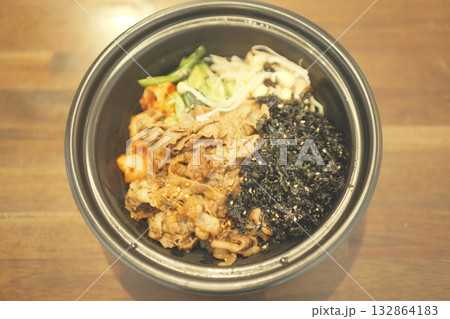 牛カルビビビンバ丼の素材 牛カルビビビンバ丼の素材 132864183