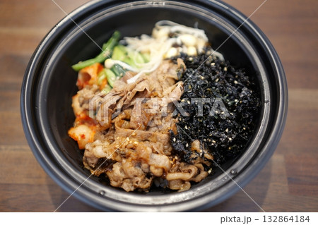 牛カルビビビンバ丼の素材 132864184