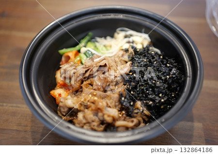 牛カルビビビンバ丼の素材 牛カルビビビンバ丼の素材 132864186