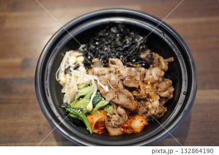 牛カルビビビンバ丼の素材 132864190