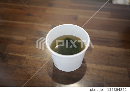 わかめスープのヘルシーな一杯 132864222