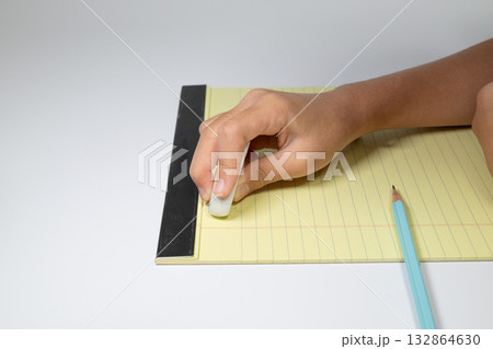 レポートパッドの文字を消しゴムで消す 132864630