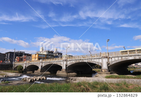 京都市 鴨川と七条大橋 京都市 鴨川と七条大橋 132864829