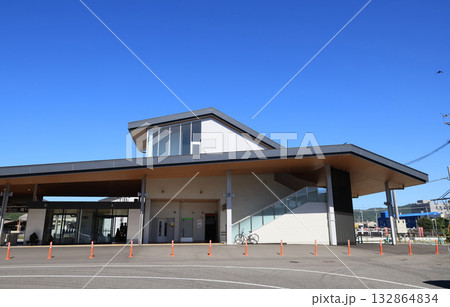 草津線石部駅の新駅舎と自由通路 草津線石部駅の新駅舎と自由通路 132864834