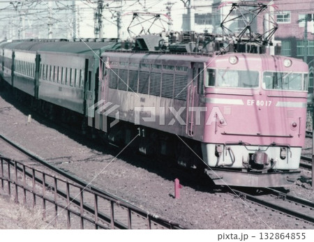西日暮里駅を通過する、旧型客車を牽引する国鉄EF80形 132864855